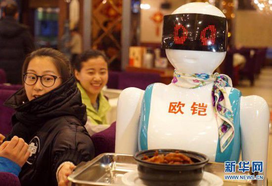 米线店惊现机器人 充当服务员被围观