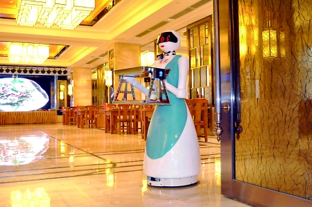 渝北：欧铠餐厅机器人改行当“丘二” 多才多艺