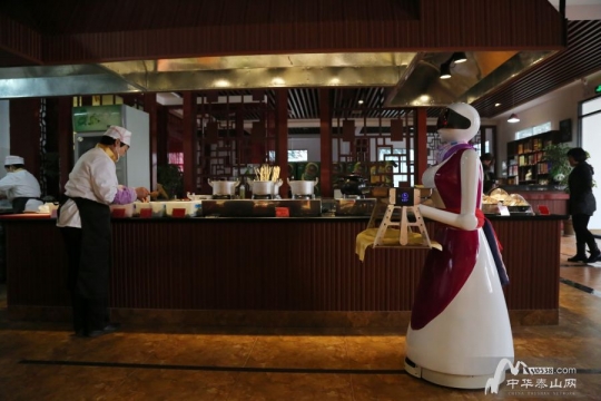 欧铠美女机器人服务员现身泰城餐厅 唱歌、送菜啥都行