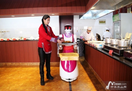 欧铠美女机器人服务员现身泰城餐厅 唱歌、送菜啥都行